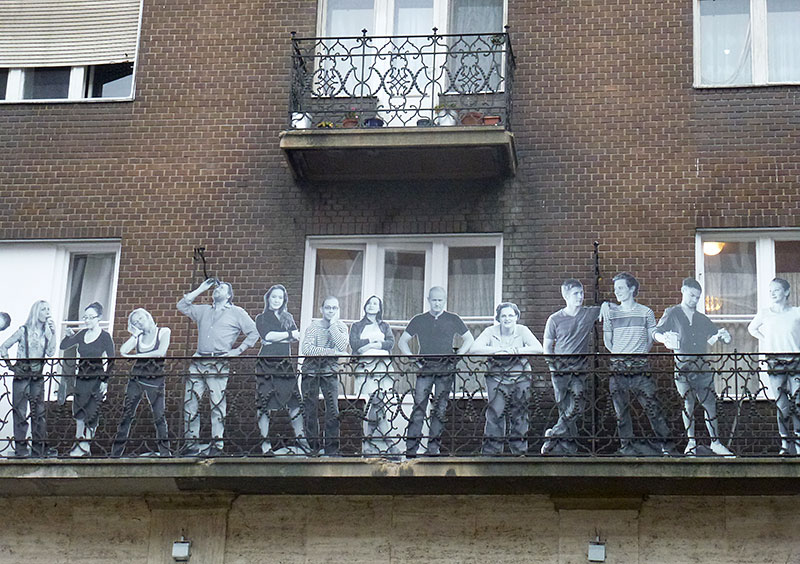 На балконе - арт-объект