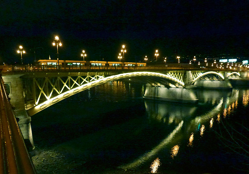 Ночь. Мост через Дунай