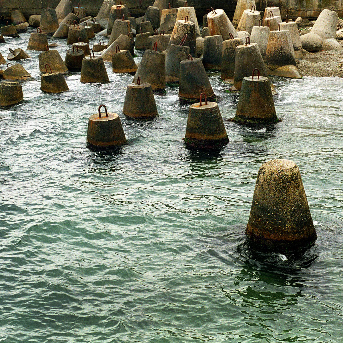 Гасят волны