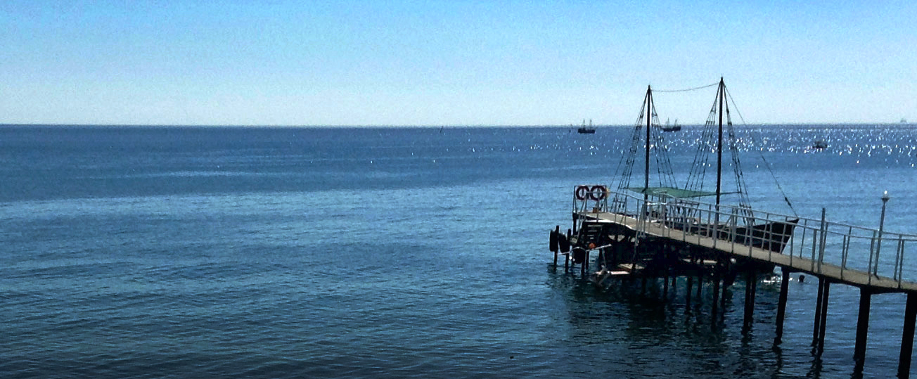 Старый корабль у причала